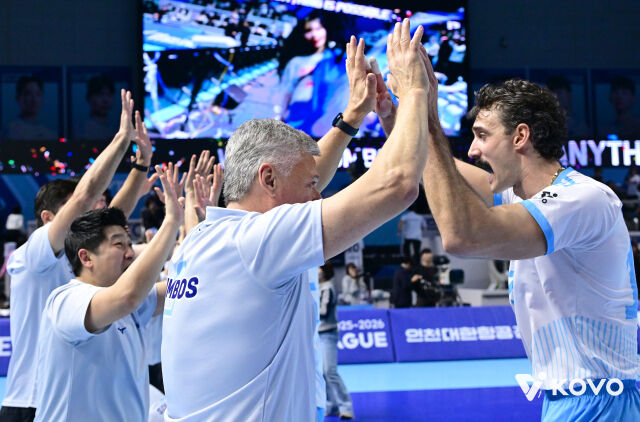 하이파이브하는 헤난 감독./KOVO