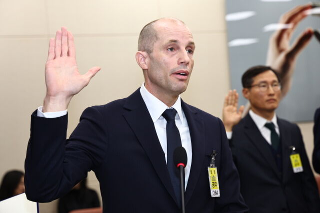 해롤드 로저스 쿠팡 임시 대표가 17일 오전 서울 여의도 국회 과학기술정보방송통신위원회 전체회의에서 열린 쿠팡 침해사고 관련 청문회에서 선서하고 있다. /뉴시스