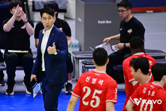 권 감독과 선수들./KOVO