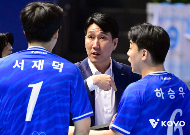 서재덕과 대화하는 권 감독./KOVO