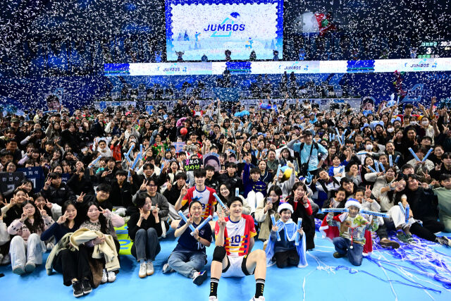 대한항공 선수들과 팬들이 경기 후 크리스마스 이벤트를 즐기고 있다 / 한국배구연맹(KOVO)