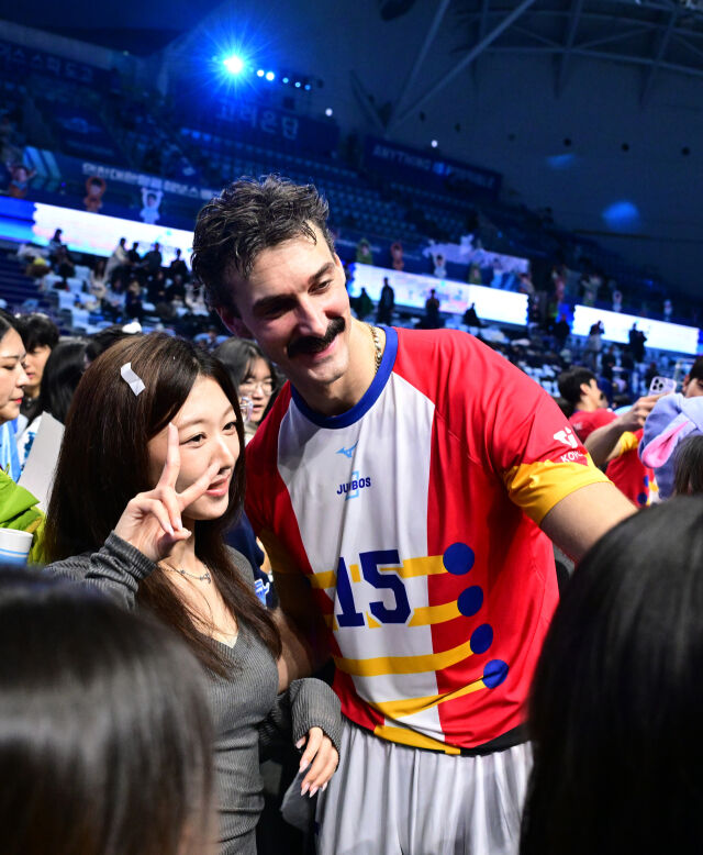 러셀이 경기 후 팬들과 함께 크리스마스 이벤트를 즐기고 있다 / 한국배구연맹(KOVO)