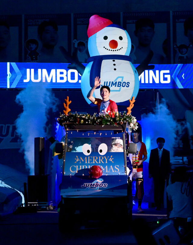 정지석이 크리스마스 카트를 타고 입장하며 팬들에게 인사하고 있다 / 한국배구연맹(KOVO)
