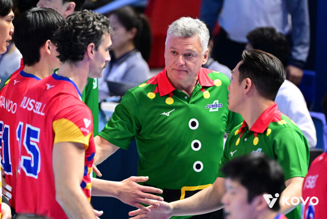 김관우-러셀과 대화하는 헤난 감독./KOVO