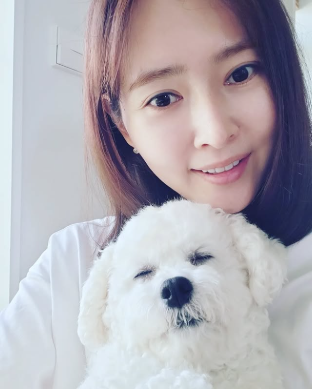 가수 겸 작사가 메이비와 반려견 루니./ 메이비 소셜미디어