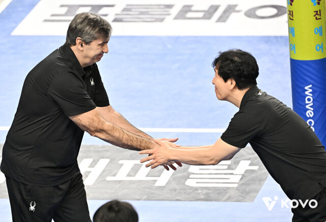 현대캐피탈 필립 블랑 감독과 OK저축은행 신영철 감독./KOVO