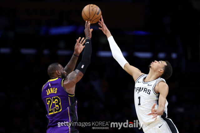 블록슛을 기록하는 웸반야마(오른쪽). /게티이미지코리아