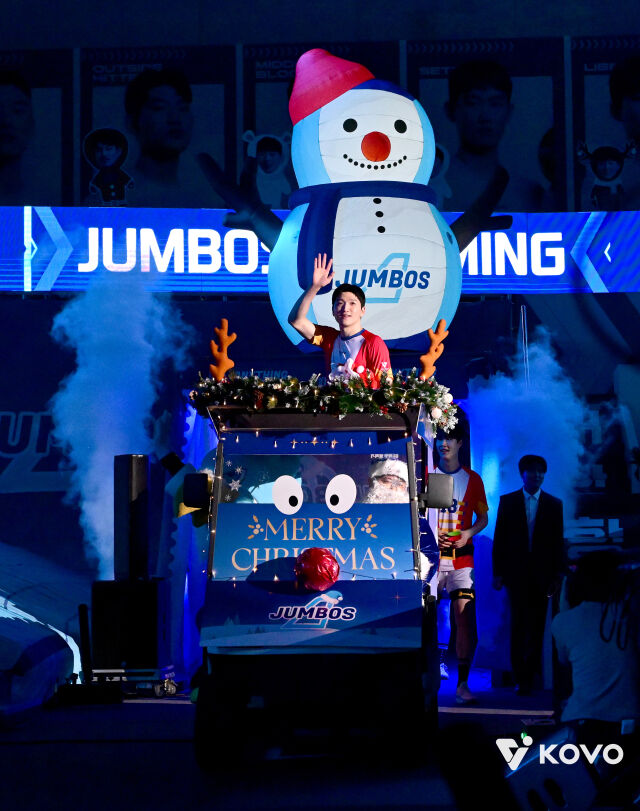 크리스마스 카트를 타고 입장한 정지석./KOVO