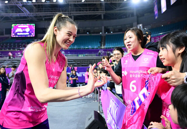 레베카가 경기 후 팬 서비스를 하고 있다 / 한국배구연맹(KOVO)