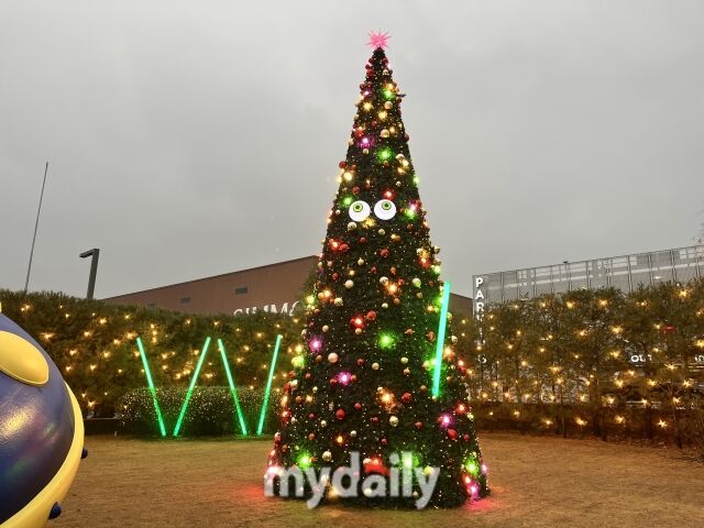 시몬스가 경기 이천에 위치한 ‘시몬스 테라스’에서 ‘크리스마스 및 일루미네이션’ 행사를 열었다. 사진은 잔디 정원에 배치된 크리스마스 트리. /심지원 기자