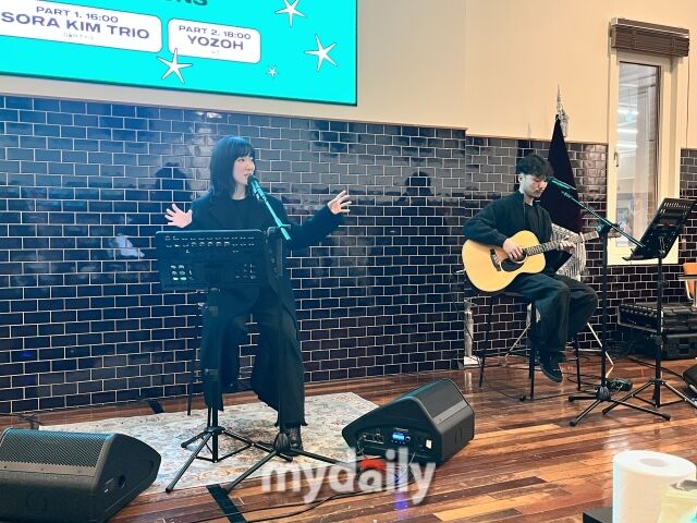 20일 경기 이천에 위치한 ‘시몬스 테라스’ 그로서리 스토어 2층 바스킷볼 코트에서 펼쳐진 싱어송라이터 요조의 공연 모습. /심지원 기자