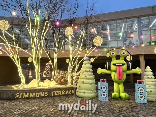 시몬스가 경기 이천에 위치한 ‘시몬스 테라스’에서 ‘크리스마스 및 일루미네이션’ 행사를 열었다. 사진은 중정 공간에 설치된 헤드셋을 쓴 몬스터 ‘피지’ 대형 조형물. /심지원 기자