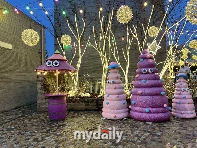 시몬스가 경기 이천에 위치한 ‘시몬스 테라스’에서 ‘크리스마스 및 일루미네이션’ 행사를 열었다. 사진은 중정 공간에 설치된 퍼플과 핑크 색감의 조명, ‘버보’와 ‘포포’ 캐릭터 오브제. /심지원 기자