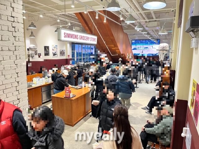 경기 이천에 위치한 ‘시몬스 테라스’ 그로서리 스토어 내부. /심지원 기자