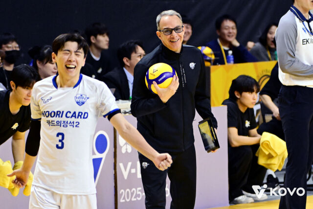 오재성을 바라보는 마우리시오 파에스 감독./KOVO