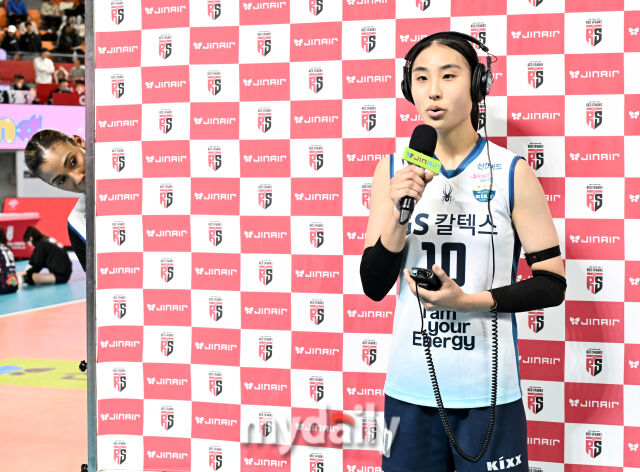 GS칼텍스 지젤 실바(왼쪽)가 최유림의 수훈선수 인터뷰를 지켜보고 있다. (사진 = 한국배구연맹 KOVO)