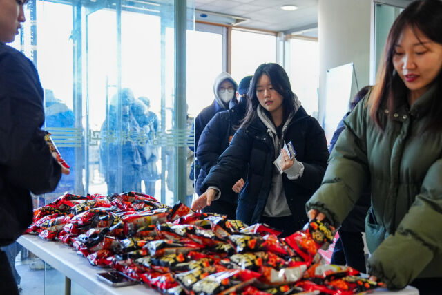 '마라뿌린 치킨팝'을 선물받는 팬들./우리카드