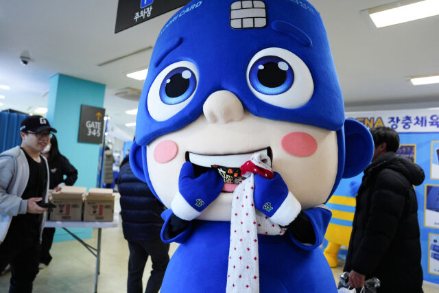 '마라뿌린 치킨팝'을 들고 있는 우리카드 마스코트 베이비블루./우리카드