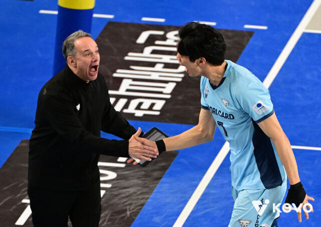 마우리시오 파에스 감독과 이상현./KOVO