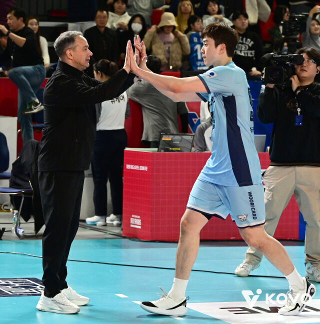 파에스 감독과 김지한./KOVO
