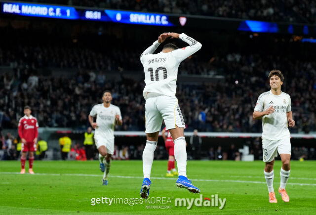 호날두 세리머니를 펼치는 음바페(오른쪽에서 두 번째). /게티이미지코리아