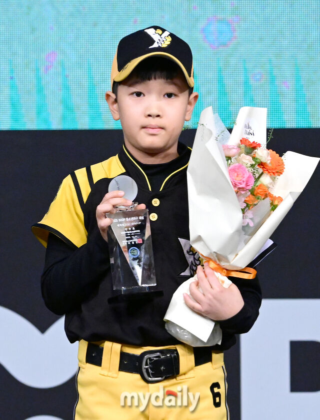 2025년 12월 21일 오후 서울 대치동 프릭업 스튜디오에서 대한유소년야구연맹(회장 이상근)이 주최하고 SOOP이 후원하는 '2025 SOOP 유소년 야구 대상 시상식'이 열렸다. 남양주야놀 신수호가 새싹리그(U-9) MVP를 수상하고 있다./대치동=유진형 기자