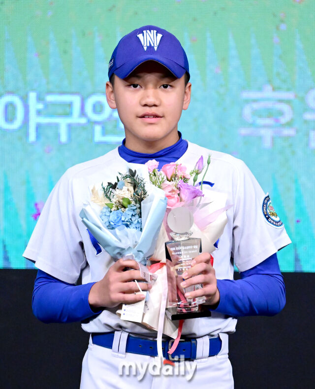 2025년 12월 21일 오후 서울 대치동 프릭업 스튜디오에서 대한유소년야구연맹(회장 이상근)이 주최하고 SOOP이 후원하는 '2025 SOOP 유소년 야구 대상 시상식'이 열렸다. 노원구 전현준이 유소년청룡(U-13) MVP를 수상하고 있다./대치동=유진형 기자