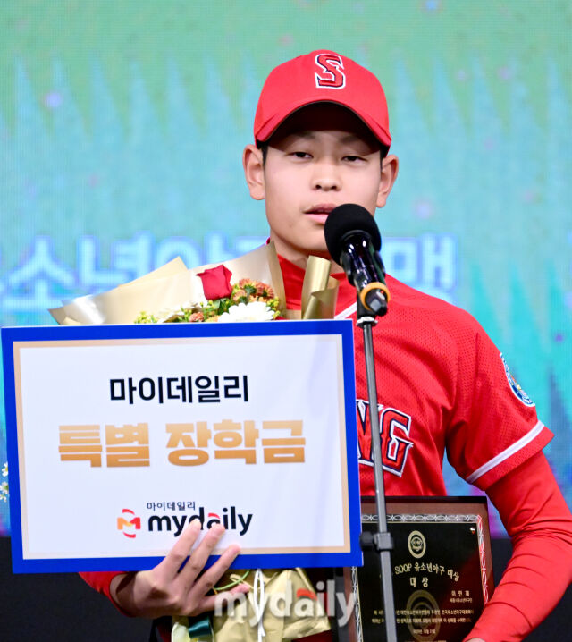 2025년 12월 21일 오후 서울 대치동 프릭업 스튜디오에서 대한유소년야구연맹(회장 이상근)이 주최하고 SOOP이 후원하는 '2025 SOOP 유소년 야구 대상 시상식'이 열렸다. 세종시 이민재가 대상을 수상한 뒤 감사 인사를 하고 있다./대치동=유진형 기자
