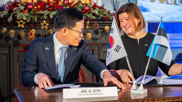 21일(현지시간) 에스토니아 탈린에서 열린 천무 공급 계약식에서 손재일 한화에어로스페이스 대표이사(왼쪽)와 카트리 라우셉 에스토니아 방산투자청(ECDI) 청장 대행이 계약서를 살펴보고 있다. /한화에어로스페이스