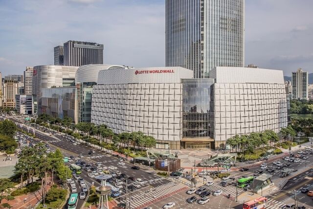 서울 송파구에 위치한 롯데에비뉴엘 잠실과 롯데월드몰 전경. /롯데백화점