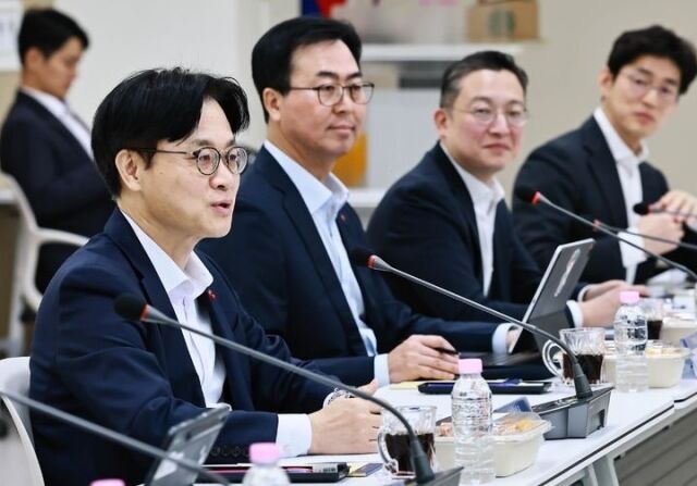 김정관 산업통상부 장관이 지난달 26일 전남 여수시 한국산업단지공단 전남본부 대회의실에서 ‘여수지역 석유화학기업 간담회’를 주재하고 있다. /산업통상부