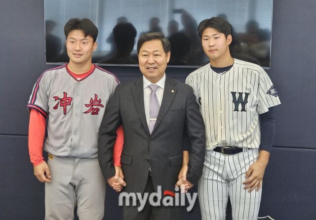 이만수 포수상과 홈런상을 수상한 이희성(왼쪽)과 김건휘./도곡동=심혜진 기자