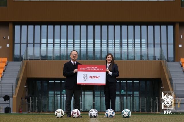 코리아풋볼파크에서 열린 사용구 협찬 계약 조인식. 이용수 부회장과 정현정 스타스포츠 부사장./대한축구협회