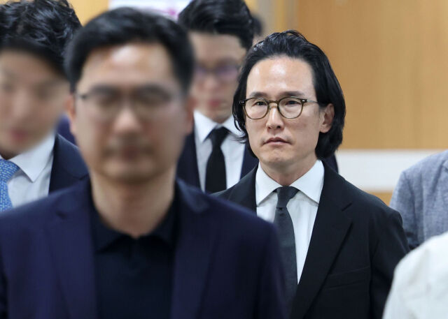 조현범 한국앤컴퍼니그룹 회장이 지난 5월 29일 오후 서울 서초구 서울중앙지방법원에서 열린 200억대 횡령·배임 혐의 관련 선고 공판에 출석하고 있다. /뉴시스