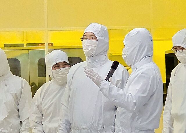 이재용 삼성전자 회장이 22일 삼성전자 기흥캠퍼스 내 첨단 복합 반도체 연구개발(R&D) 센터인 NRD-K 클린룸 시설을 살펴보고 있다. /삼성전자