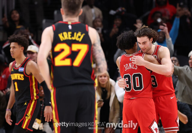 시카고의 기디(가장 오른쪽)와 트레 존스(오른쪽에서 두 번째)가 승리 확정 후 기쁨의 포옹을 하고 있다. /게티이미지코리아