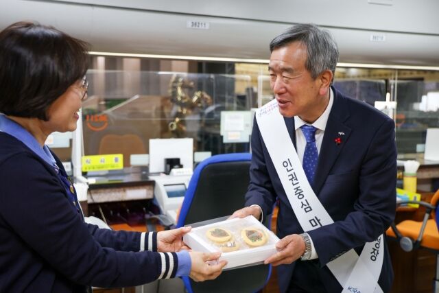 정기환 회장이 근무 현장을 방문해 직원들을 격려하고 있다. /한국마사회