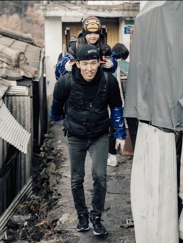 션이 어렸을때부터 자녀들과 함께한 연탄 나눔 봉사 현장을 공개했다. / 션 인스타그램