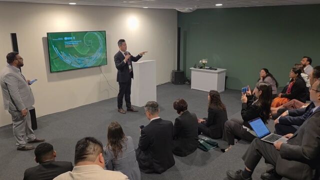 부산자생한방병원 김하늘 병원장이 WHO 전통의학 글로벌 서밋에서 한의학을 소개하고 있다. /자생한방병원