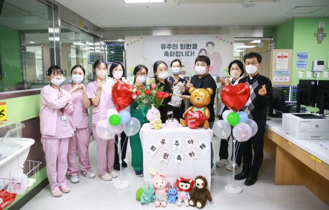 328g 극초미숙아로 태어났던 이유주 양의 191일만에 퇴원을 축하하는 대구가톨릭대병원 의료진. /대구가톨릭대병원