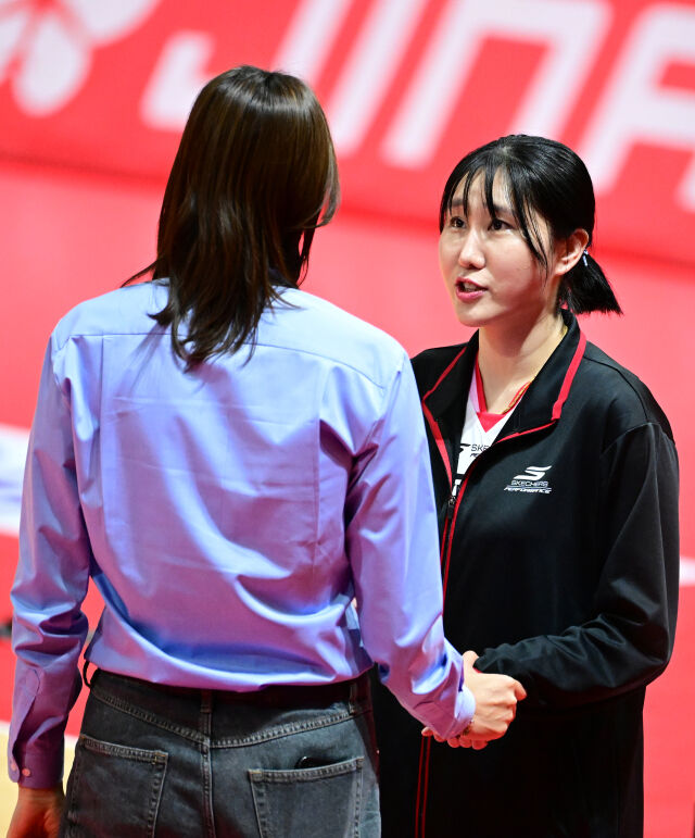 염혜선이 한송이 해설위원과 이야기를 나누고 있다 / 한국배구연맹(KOVO)