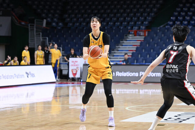 청주 KB스타즈가 부산 BNK 썸을 제압했다./WKBL