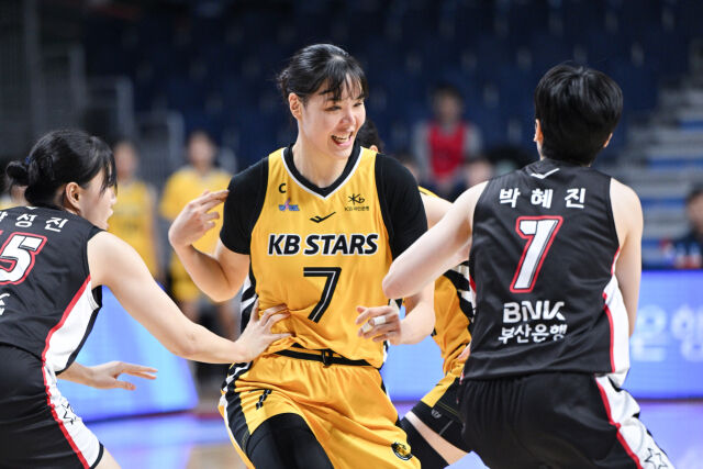 청주 KB스타즈가 부산 BNK 썸을 제압했다./WKBL