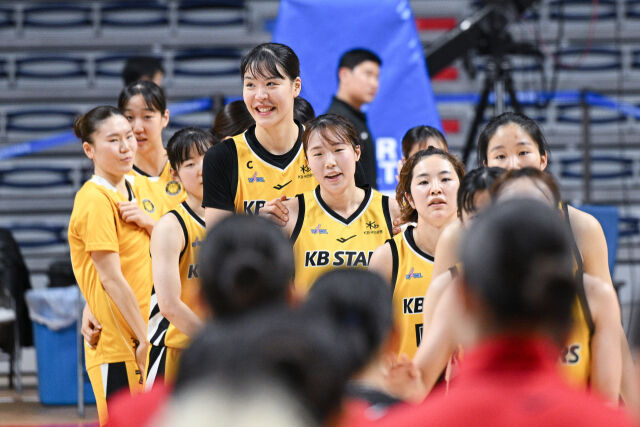 청주 KB스타즈가 부산 BNK 썸을 제압했다./WKBL