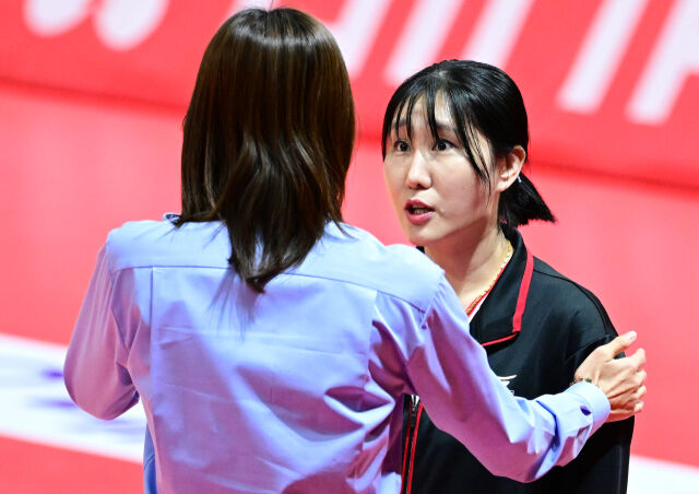 염혜선이 한송이 해설위원과 이야기를 나누고 있다 / 한국배구연맹(KOVO)