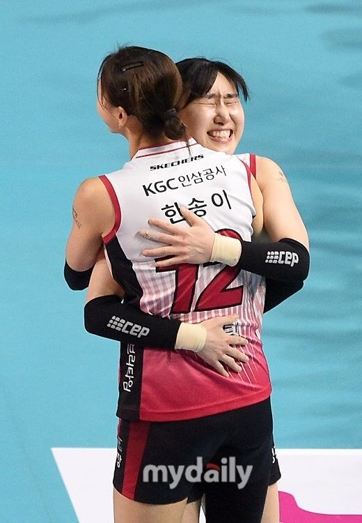 2023-2024 시즌 염혜선과 한송이가 뜨겁게 포옹하며 기뻐하고 있다 / 유진형 기자 zolong@mydaily.co.kr