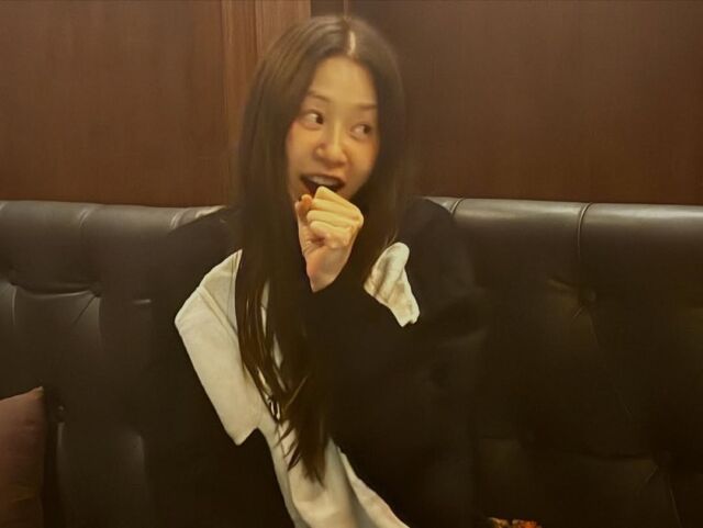 54岁的高贤贞看起来完全忘记了自己的年龄，即使留着长发，眼神也十分成熟。