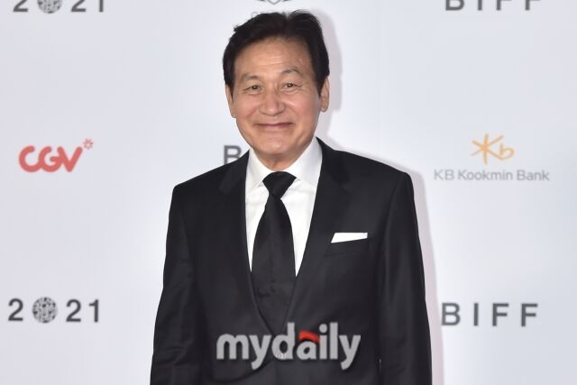 安圣基的经纪公司表示：“现在还不是谈论他的车的时候”，因为他将在元旦迎来74岁生日。