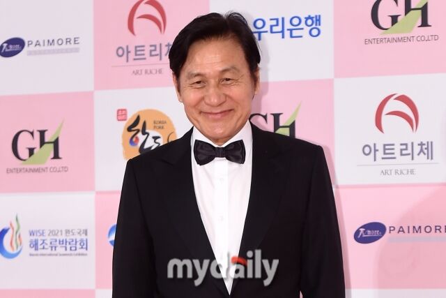 안성기 관련 뉴스 - 안성기, 어제(30일) 심정지로 응급실行…현재 중환자실 위중