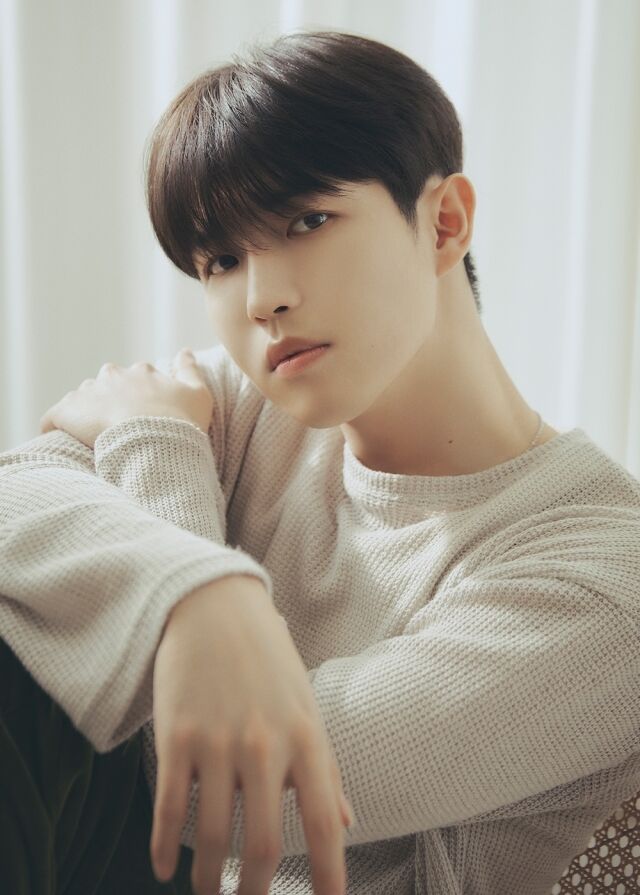 前 Wanna One 成员金在焕将于 2025 年最后一天退伍，他表示：“我学会了责任感和坚持不懈。”